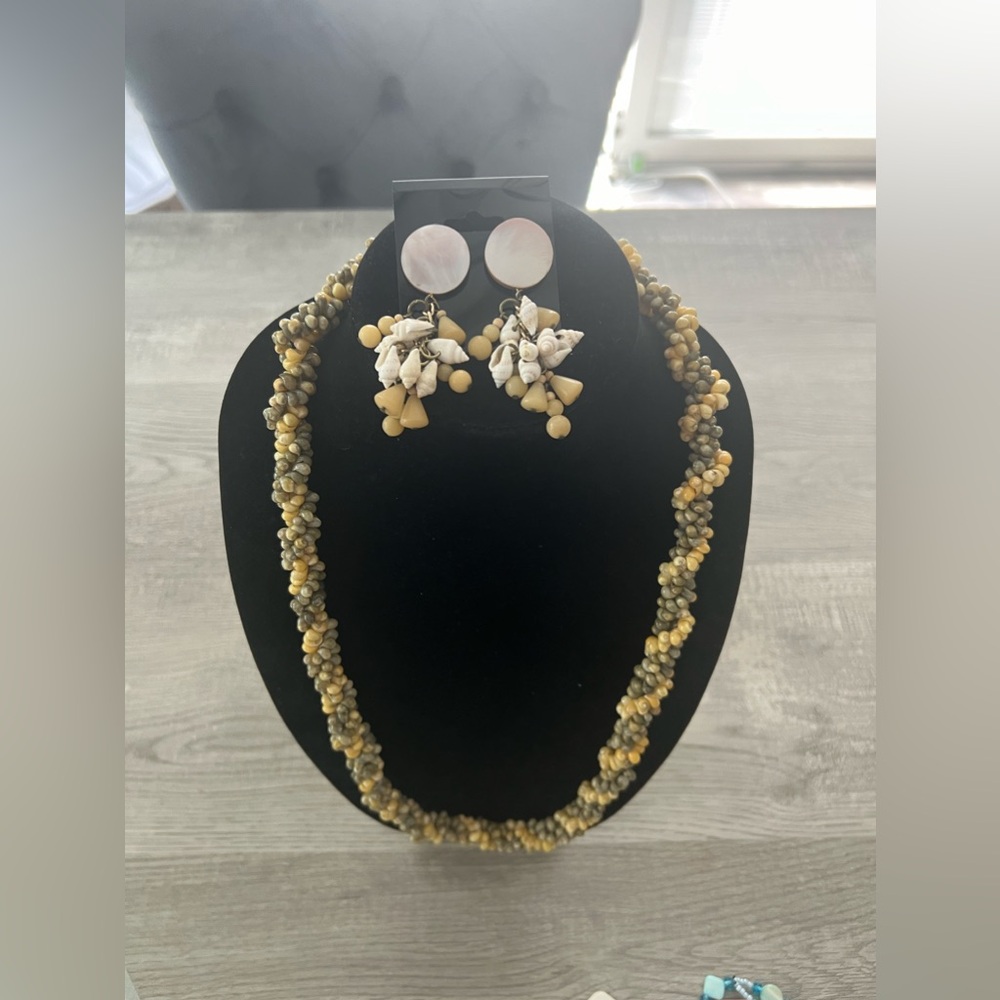 GORGEOUS SHELL TWISTED NECKLACE AND MATCHING DANGLE EARRINGS SET